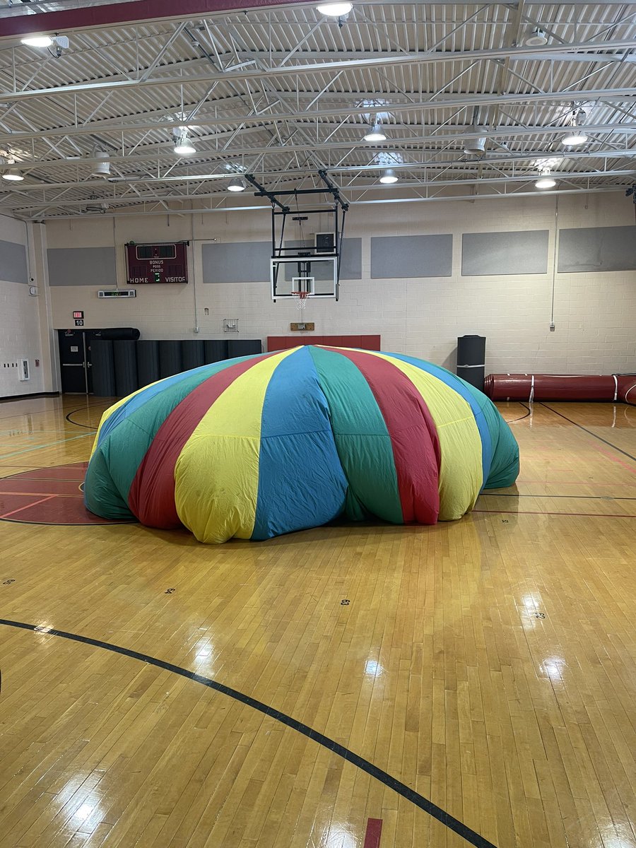 This week I was fortunate enough to have both my upper and lower elementary classes in PE at the same time. So what do we do? Of course the Parachute!!@TheEwingSchools <a href="/RowanHPE/">Rowan HPE</a> <a href="/SHAPENJ/">NJAHPERD</a> #healthmovesminds
