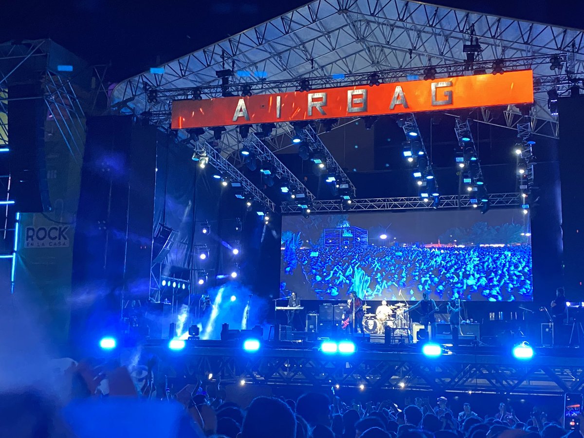 Pato se sentó en el piano y dejó una frase que deberíamos tenerla siempre presente. “A veces las cosas no salen como queremos, por más que demos todo de nosotros mismos”. Y con esa frase, arrancó cantando “Por mil noches”.
Sublime