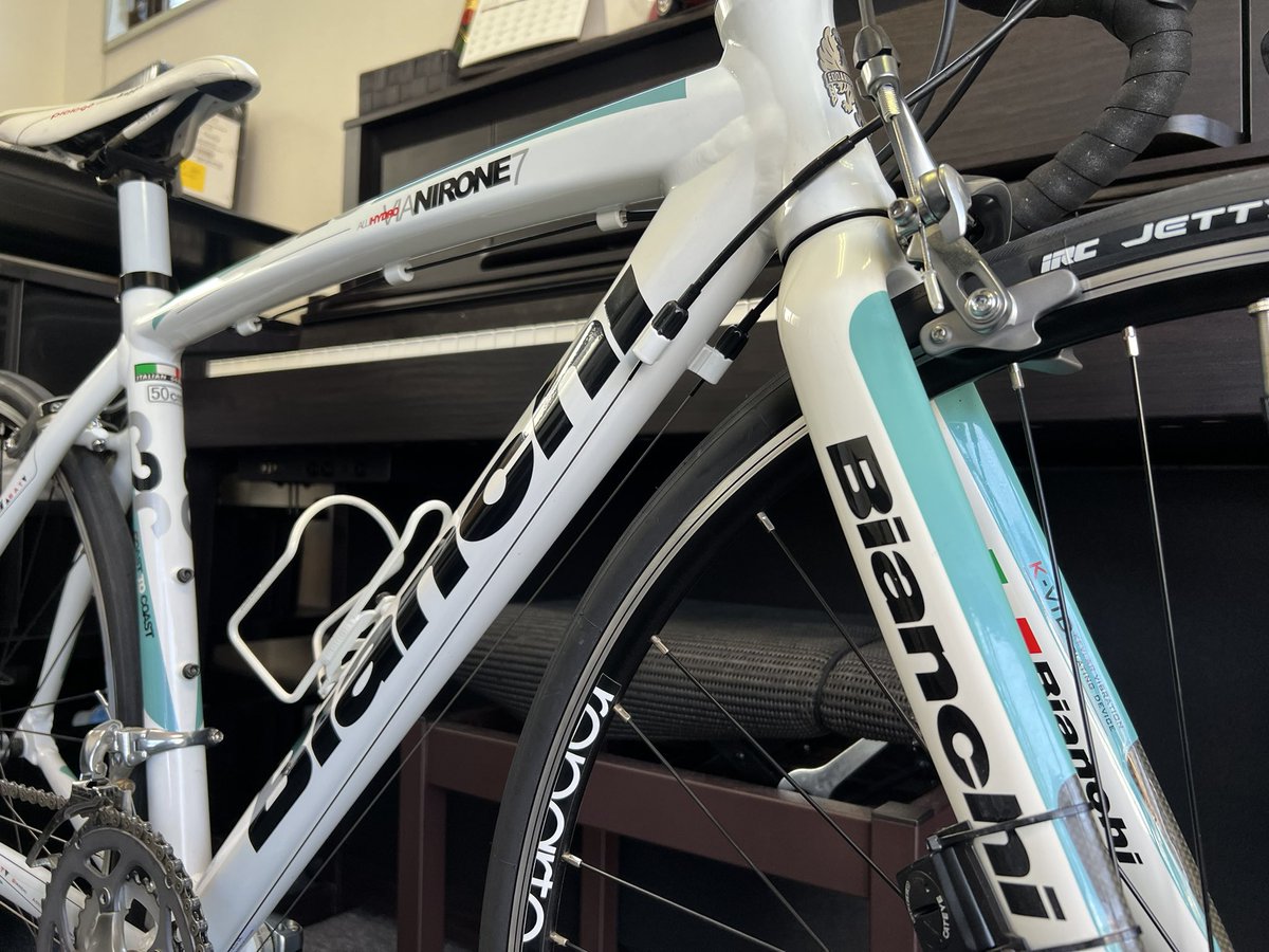 TqgHqo3OIWO6pOF's tweet image. 長期乗らなかった【bianchi nirone7】譲り受けたロードバイクですが安心して乗りたいとの事で当店にて整備させて頂きました、ありがとうございます！　ワイヤーケーブル含む多くの消耗品を交換させて頂きキッチリ点検整備しましたので安心してご乗車して頂けます、

#bianchi
#nirone7
#あさみフレンド