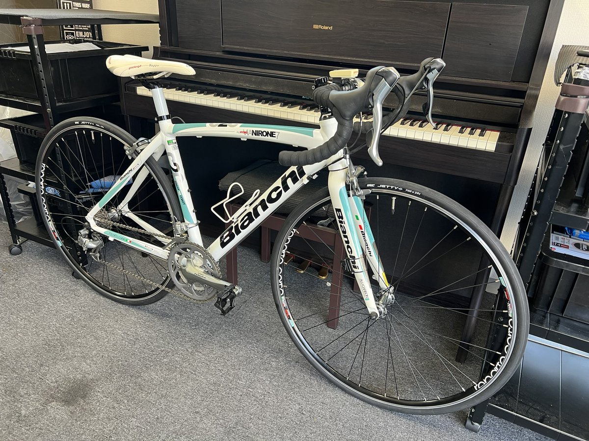 TqgHqo3OIWO6pOF's tweet image. 長期乗らなかった【bianchi nirone7】譲り受けたロードバイクですが安心して乗りたいとの事で当店にて整備させて頂きました、ありがとうございます！　ワイヤーケーブル含む多くの消耗品を交換させて頂きキッチリ点検整備しましたので安心してご乗車して頂けます、

#bianchi
#nirone7
#あさみフレンド