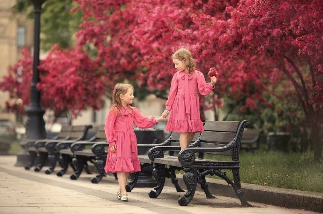 تهدينا الحياة اناس لا نستطيع العيش دونهم يأخذون أوقاتنا قلوبنا عقولنا وتبقى ذاكرتنا هي من تحي لنا مسافات البعيده  صباح المحبه🕊️