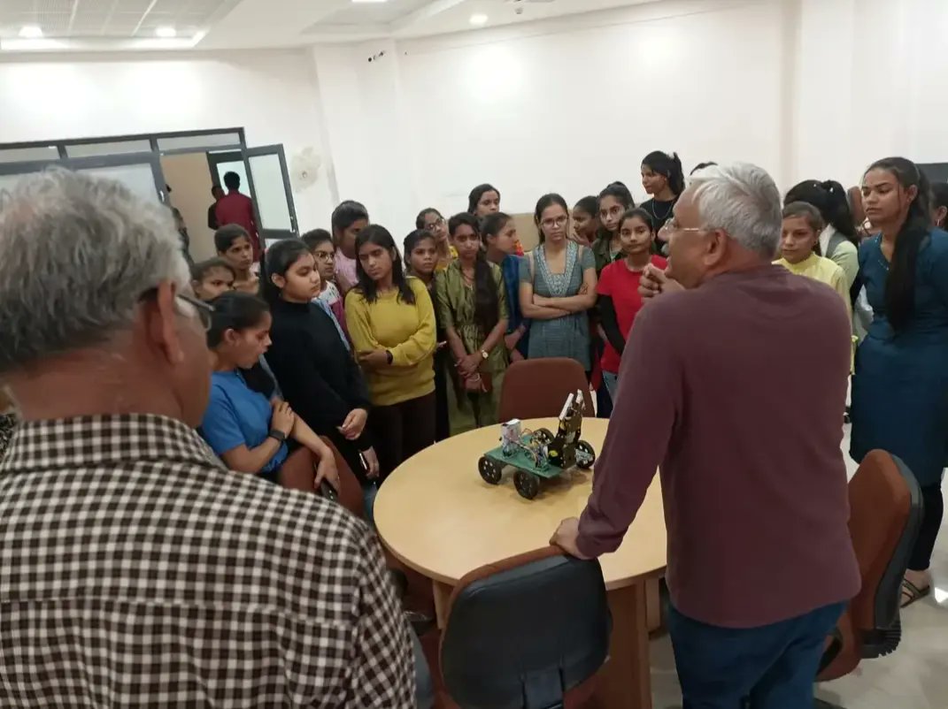 uitrgpvshivpuri's tweet photo. रविवार के दिन शिवपुरी के शासकीय कन्या महाविद्यालय से क़रीब 60 छात्राओं का एक जत्था उनके प्रभारी प्राचार्य डॉ श्रीमती ज्योत्सना सक्सेना जी और आचार्य डॉ प्रदीप भार्गव जी के मार्गदर्शन में सतनवाडा|शिवपुरी स्थित विश्वविद्यालय प्रौद्योगिकी संस्थान आरजीपीवी के शैक्षणिक भ्रमण केलिएपधारे https://t.co/GXJZETCxt8