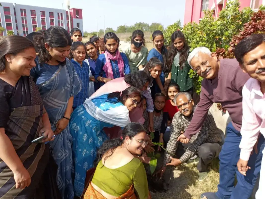 uitrgpvshivpuri's tweet photo. रविवार के दिन शिवपुरी के शासकीय कन्या महाविद्यालय से क़रीब 60 छात्राओं का एक जत्था उनके प्रभारी प्राचार्य डॉ श्रीमती ज्योत्सना सक्सेना जी और आचार्य डॉ प्रदीप भार्गव जी के मार्गदर्शन में सतनवाडा|शिवपुरी स्थित विश्वविद्यालय प्रौद्योगिकी संस्थान आरजीपीवी के शैक्षणिक भ्रमण केलिएपधारे https://t.co/GXJZETCxt8