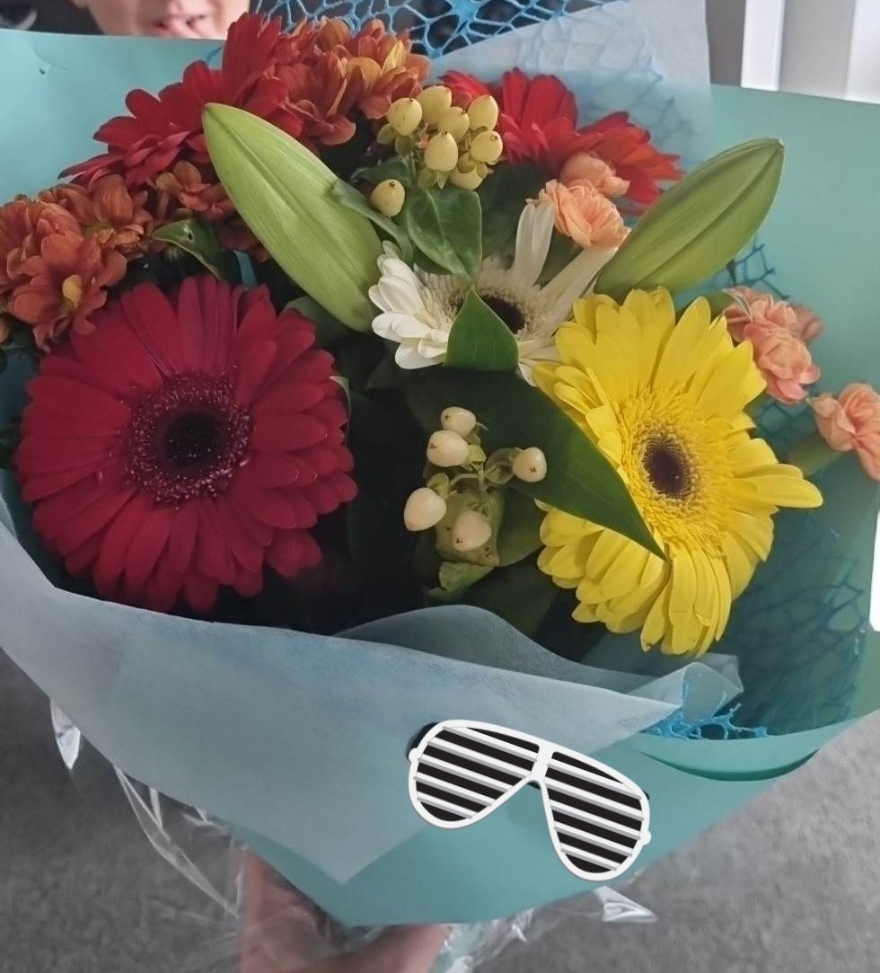 My husband left this morning for his first work retreat 11,000 km away. These arrived from his workplace, <a href="/orderdeskrules/">Order Desk 🤘</a>, for me a few hours later, along with a really lovely note 💜💜

Have the best week, OD!