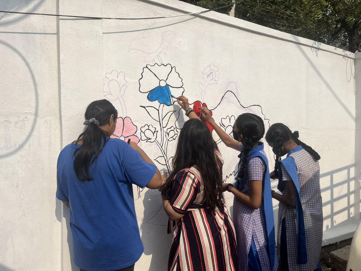 Thuvakkam's tweet photo. Creative art work at Hyderabad.
30+ Volunteers &amp; Students started the revamping at Mandal Parishad Primary School, Gopi Nagar,Serilingampally in creating colorful atmosphere.
.
.
#Thuvakkam #Event #Hyderabad #CreativeArt #Volunteer #Student #QualityEducation https://t.co/7ogSgyJc97