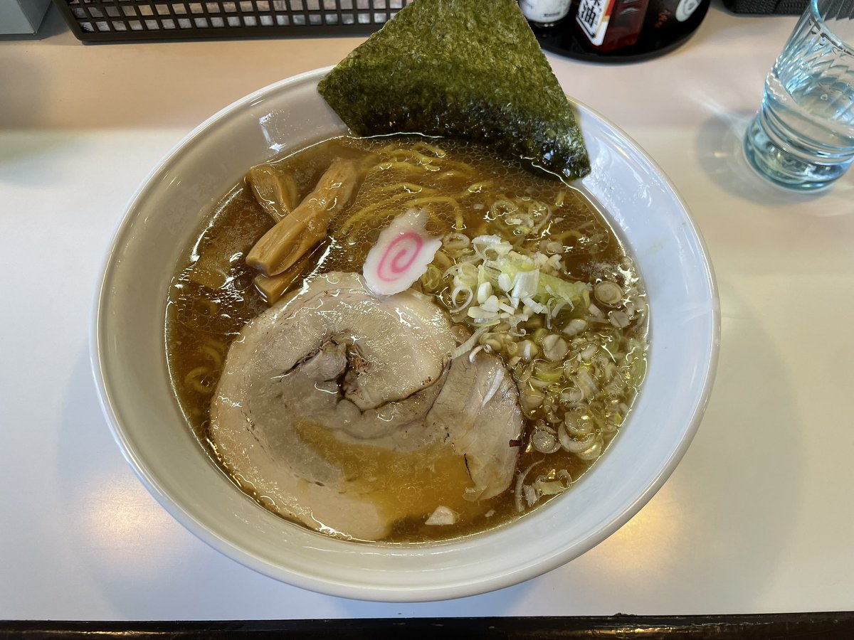 お昼は、麺所ひみつ屋さんの醤油ラーメン🍜　ぜったいまた食べたくなる味、美味しかった。