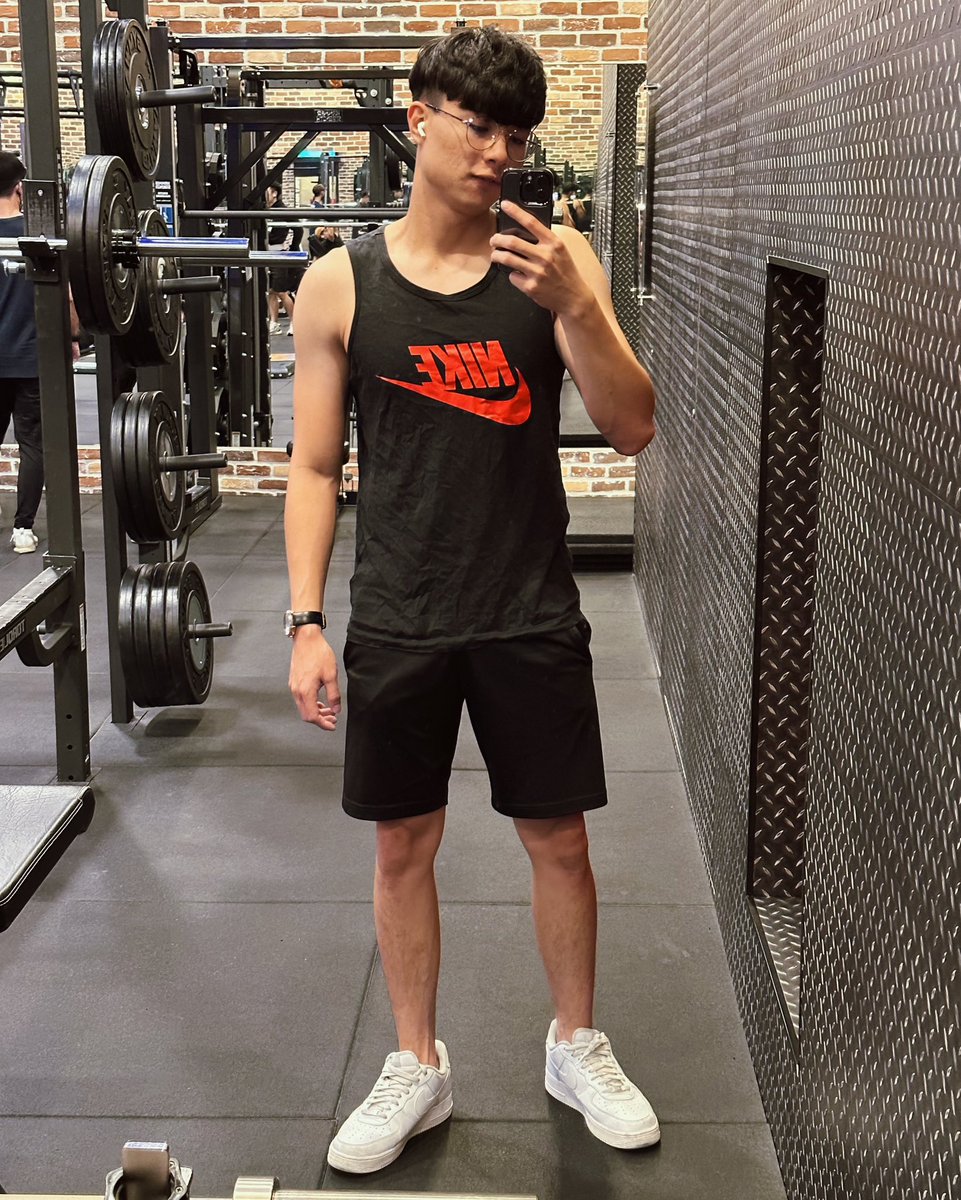 rough_rex_'s tweet image. 你們會在健身房捕捉眼鏡男嗎🤔🥰