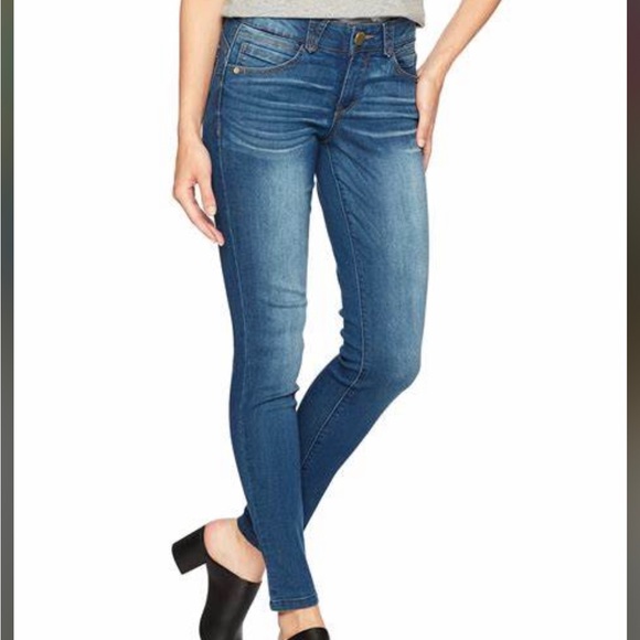 PhoenixGravy's tweet photo. So good I had to share! Check out all the items I'm loving on @Poshmarkapp #poshmark #fashion #style #shopmycloset #hudson #democracy #vintage: https://t.co/39jW4r4iU8 https://t.co/eeJ2A9P3Of