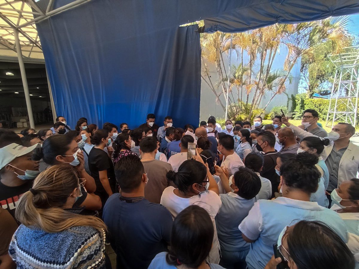 sincensuraGua's tweet photo. #HospitalTemporal 📍Denuncian el desmantelamiento de hospital #Covid19 en Parque de la Industria e incumplimiento de las demandas laborales del personal hospitalario, por parte del @MinSaludGuate.📢 https://t.co/BABnxp7HJ7