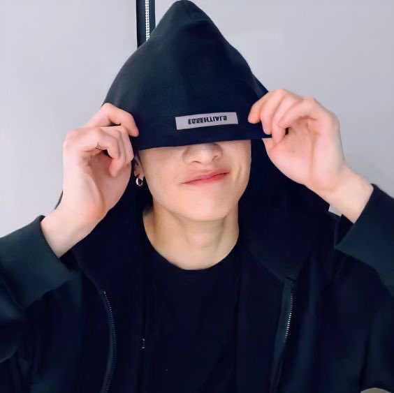 pwarkjh's tweet photo. if bang chan was a faceless idol; thread https://t.co/9E8NZSfl0l