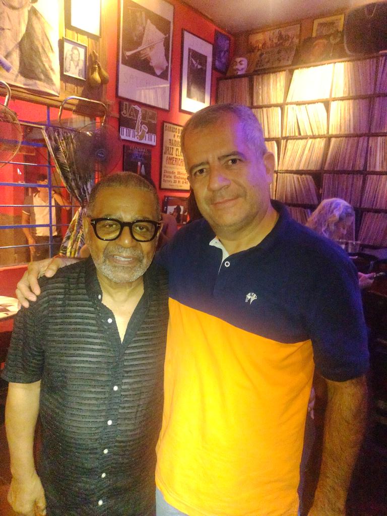 David_Millan_O's tweet photo. Así como cuando te encuentras al mismísimo José Mangual JR. en persona. Esta noche en la #CasaLatina de #GaryDomínguez. #LaVidaTeDaSorpresas. https://t.co/1Ivq5PzYAS
