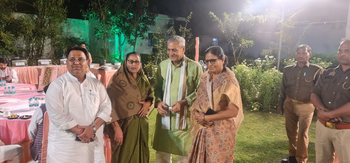 लखनऊ में  आवास पर गत दिवस आयोजित रात्रिभोज मे मंत्रिपरिषद के माननीय सहयोगी मंत्रीगण  व माननीय विधायक गण  सम्मिलित हुए।