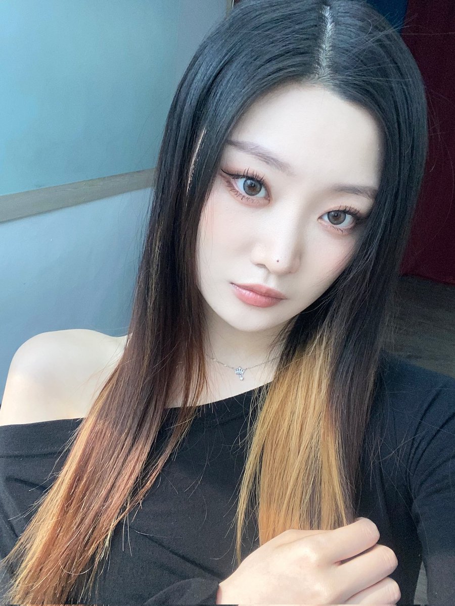 WiTCHX_twt's tweet photo. [#마고]

연습실에서🖤 
요즘 날씨가 너무 좋아서 행복해요!

#위치스 #WiTCHES #마고 #MAGO https://t.co/ryrcPNbRLC