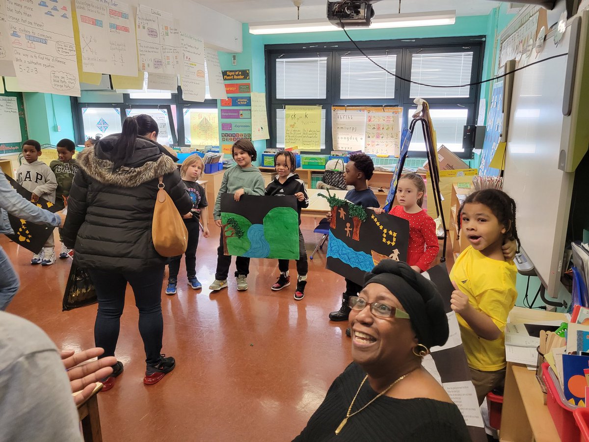 HeyBccs's tweet image. BCCS scholars teaching our community adults, that&apos;s what it&apos;s all about! We guide each other here. #welovebccs #BHM @CommunitySupt16 @D16LEADS @NequanMclean @JabariBrisport @stefanizinerman @OsseChi