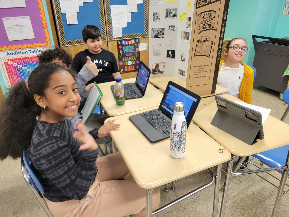 HeyBccs's tweet image. BCCS scholars teaching our community adults, that&apos;s what it&apos;s all about! We guide each other here. #welovebccs #BHM @CommunitySupt16 @D16LEADS @NequanMclean @JabariBrisport @stefanizinerman @OsseChi