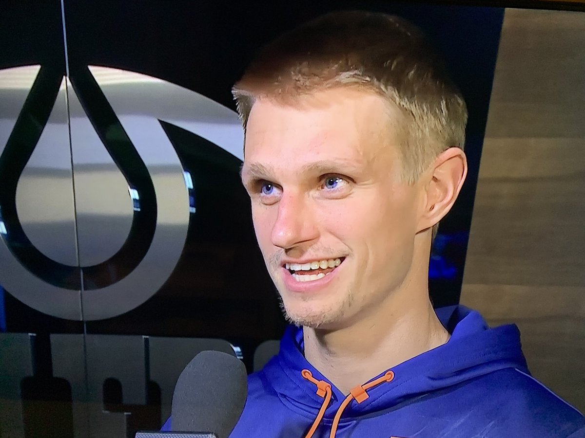 EdmOilersThots's tweet photo. "Yeah I'm so happy to be an Oiler and Rogers Place is just insane! The fans are so loud and the line to take a piss has more people in it than the entire capacity of my old arena back in Arizona!" - Nick Bjugstad https://t.co/NGhF0EYcXa