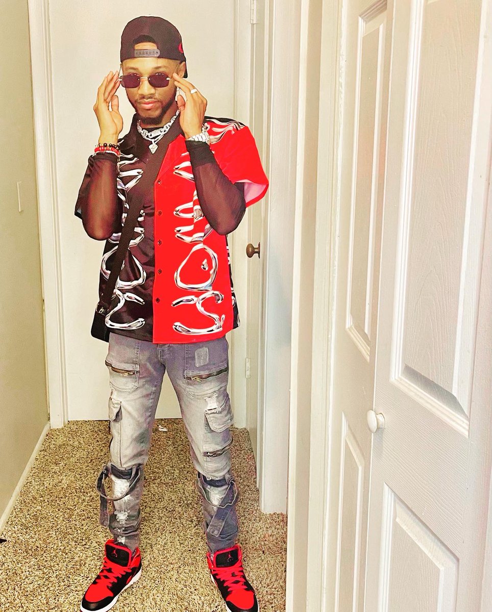 Princesade08's tweet photo. Always two type of niggas.
         the ones who talk money and the one who really get it ‼️😈 https://t.co/EzP7BU0AbD