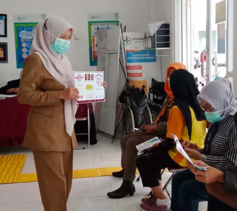 uptpkmpadasuka's tweet photo. Kegiatan Gebyar Deteksi Dini Kanker Payudara dan Kanker Serviks dengan Pemeriksaan Sadanis dan IVA Test serta Skrining FR-PTM di UPTD Puskesmas Padasuka, Selasa (28/02/2023).
.
#dinkeskotabandung #uptdpkmpadasuka #siapmelayanidenganhati #IVATest https://t.co/qNK3uZrbpg