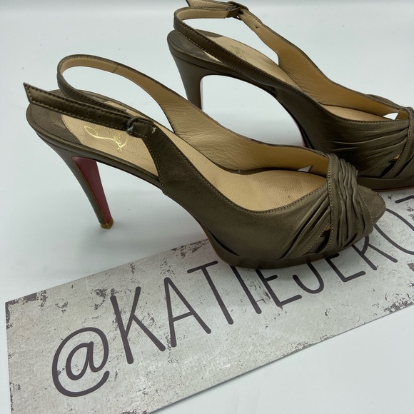 TarasFashions's tweet photo. So good I had to share! Check out all the items I'm loving on @Poshmarkapp from @atkinsonr2020 #poshmark #fashion #style #shopmycloset #untuckit #oldnavy #christianlouboutin: https://t.co/FlHbOEZqN1 https://t.co/aONC2FDUH0