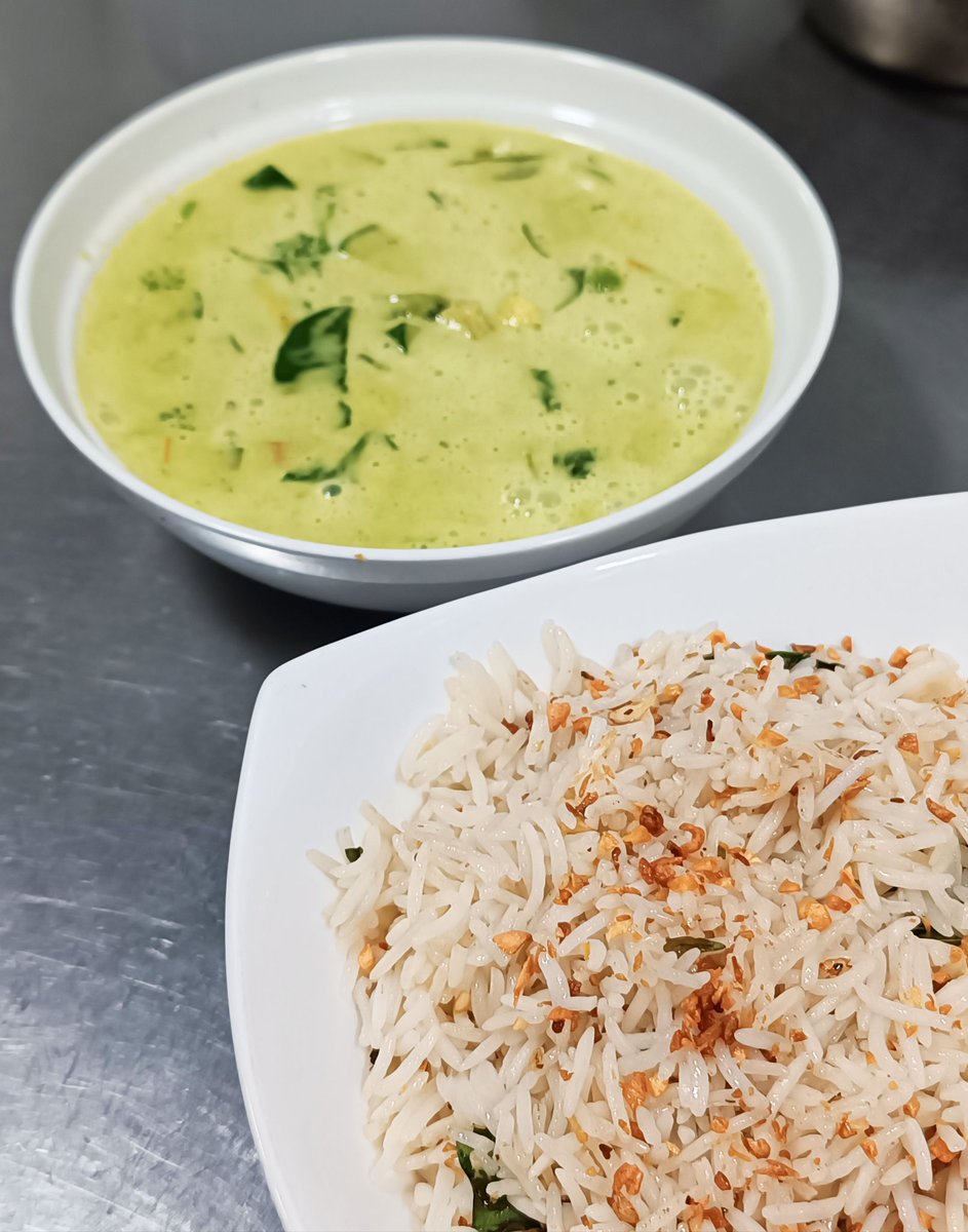 Chef Shahrukh Ahmed (@shahrukhahmed84) on Twitter photo Thai Green Curry
Traditional green curry from Thailand
Burnt Garlic Rice
Golden garlic & basil
<a href="/Shahrukhahmed84/">Chef Shahrukh Ahmed</a>
#chefshahrukhahmed #srkahmed
#thaicurry #burntgarlic #maincourse Thai Green Curry
Traditional green curry from Thailand
Burnt Garlic Rice
Golden garlic & basil
<a href="/Shahrukhahmed84/">Chef Shahrukh Ahmed</a>
#chefshahrukhahmed #srkahmed
#thaicurry #burntgarlic #maincourse
