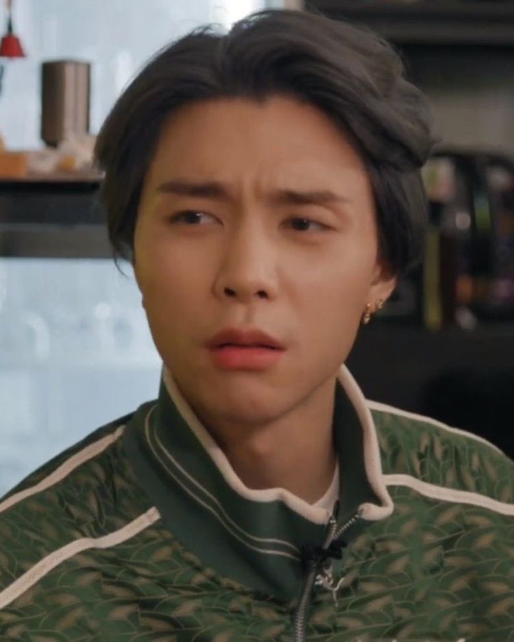 อ๋อเดี๋ยวนี้กลับดึกแล้วเล่นมุกตีขรึมคิ้วขมวดใส่เหรอ เก่งนักนะ เดี๋ยวจะหนีกลับไปนอนบ้านแม่ให้ดู หุงหาข้าวปลากินเองไปเลย