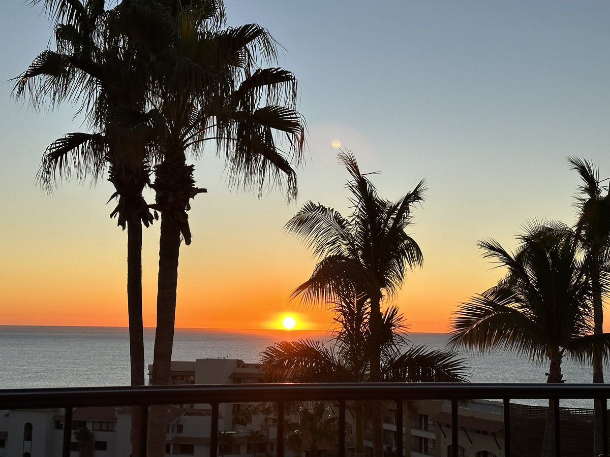 SenoritaBasom's tweet photo. For today’s #CLTAphotochallenge: A beautiful Baja California Sur #Sunrise in 3 photos. @CLTAtweets #CLTA23 #BajaCaliforniaSur https://t.co/SaicoRC2Pp