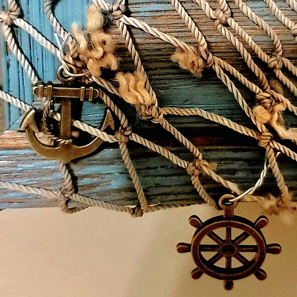 BrandonStarrArt's tweet image. Was a little worried in doing this smaller set of frames than usual that I wouldn&apos;t be able to find the acutramen to decorate, but I think these turned out nicely.  #customframes #tiki #tikiroom #junglecruise #disneyfanart #mashups #chipanddale #disneyafternoon