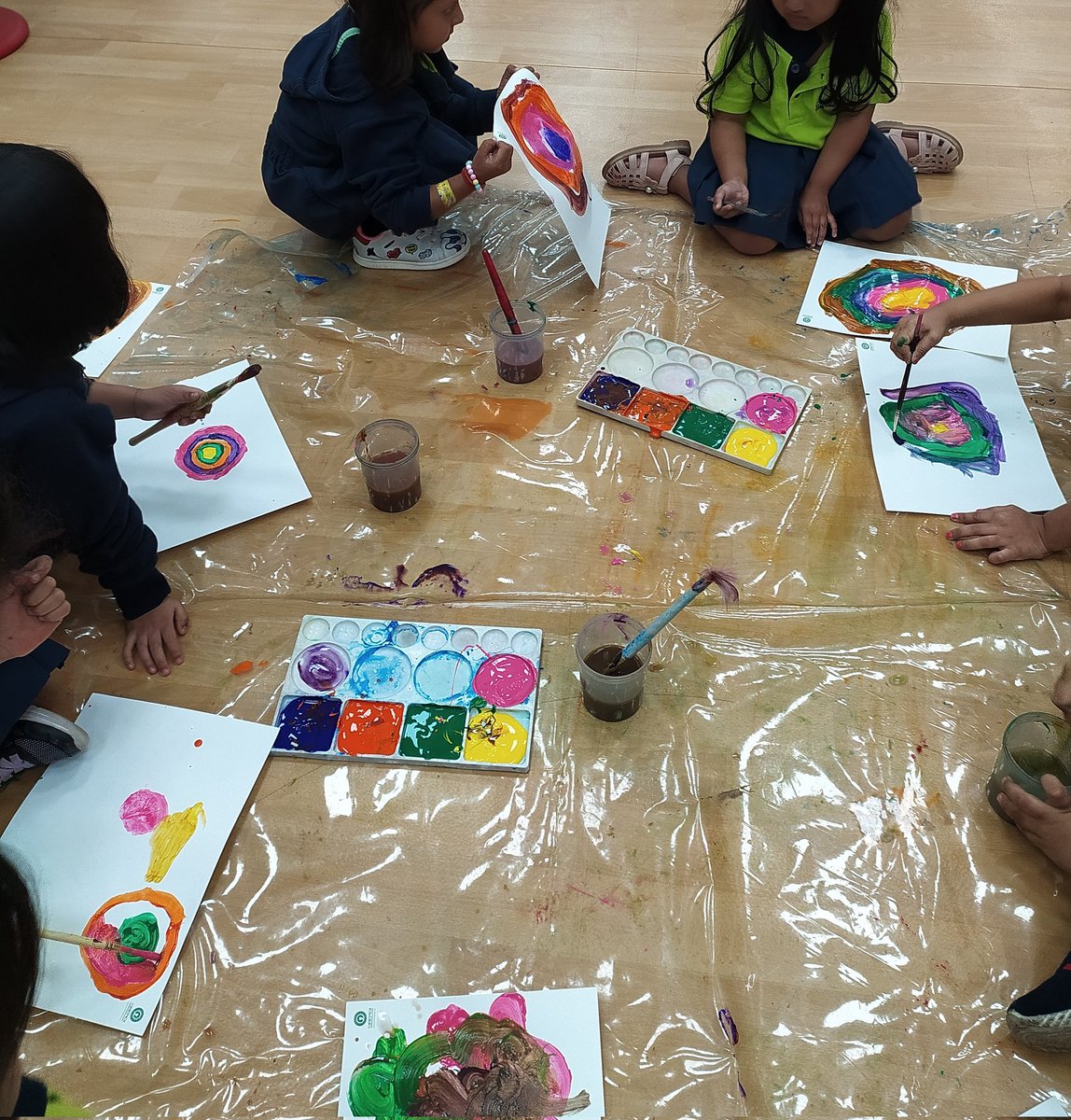 We have been exploring paints, loose parts and natural resources to create art work. Few moments captured of ss engaged in making Kandinsky #art #howweexpressourselves @oismumbai @OISLearningHub @virani_sana