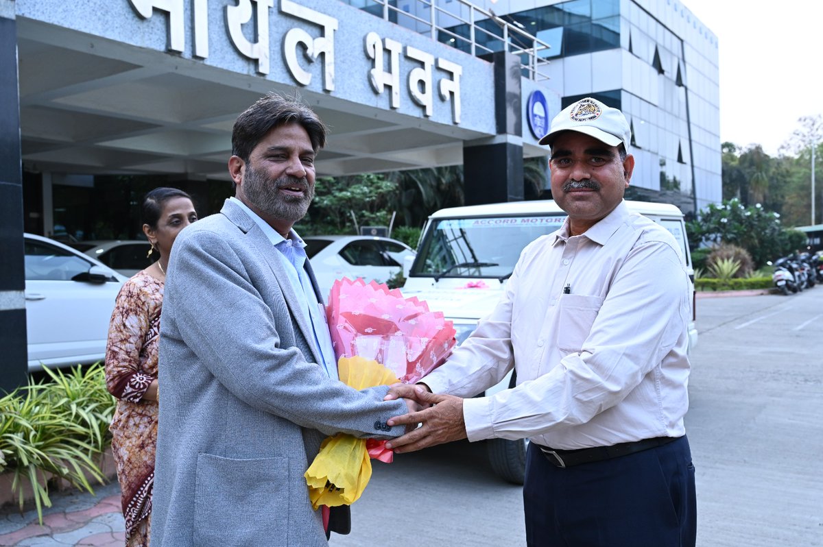 MOIL_LIMITED's tweet photo. Corporate social responsibility is measured in terms of organisations improving conditions for their communities, and environment.
Handing over Patrolling Vehicle to Chief Forest Custodial &amp; Area Director, Pench Tiger Reserve, Sioni (M.P) under MOIL CSR initiative.
#MOILCSR https://t.co/mMsG7EJFua
