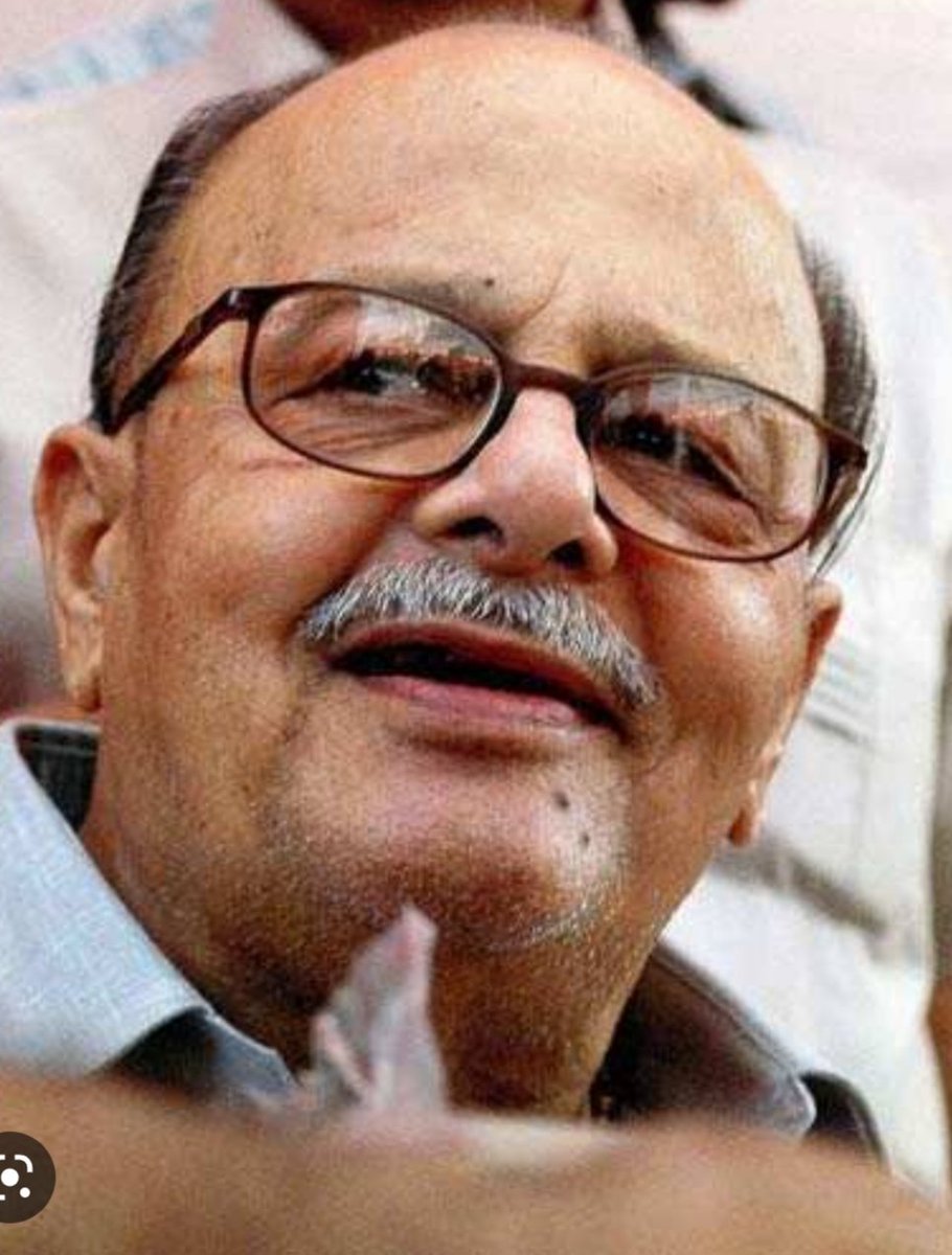 ShujaGandhi's tweet image. Remembering Arjun Singh, a stalwart Congress leader, on his death anniversary. His legacy of social justice and commitment to public service continues to inspire us today. Rest in peace, Sir. #ArjunSingh #Congress