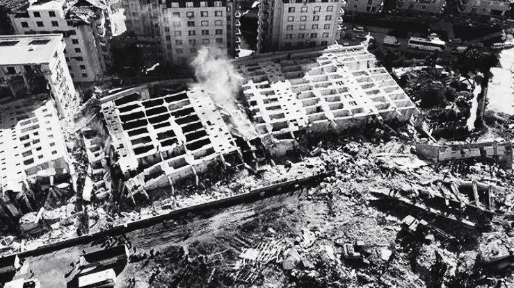 İnsanların toprağı kurumadan, yaralı insanlarımız henüz iyileşmeden ve milletin gözünde daha yaş varken gündemi değiştirecek hamleler yapanların hedefleri, dertleri, düşünceleri sizce ne???

#deprem 
#cumartesi