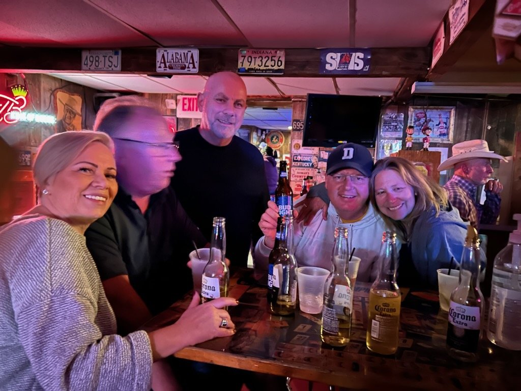 UmpireRod's tweet photo. #az #Roman's #friends #budlights https://t.co/uQD3rkSa6I