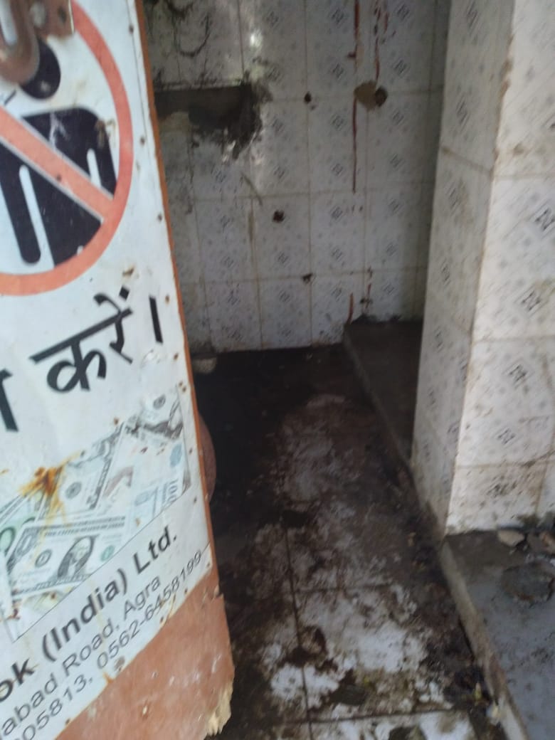 CharterAgra's tweet photo. आईये आपको आज भारत के सबसे स्वच्छ मूत्रालयों के दर्शन कराते हैं। दर्शन ऐसे कि कलेजा मुंह को आ जाए, सुगंध ऐसी कि होश बेहोश हो जाएँ, और यदि इनका प्रयोग कर लिया तो साक्षात यमराज को निमंत्रण लग जाए। ये पुण्य स्मारक #Agra पालीवाल पार्क में विराजमान है व उद्यान विभाग के अधीन है। धन्य है https://t.co/JEsmlS5lPp