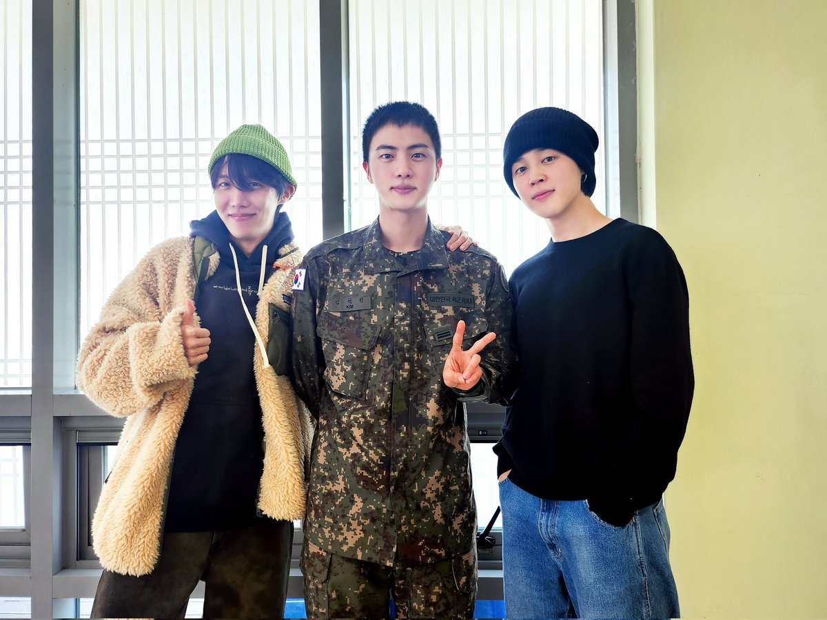 7btsupdates's tweet photo. Visiting our hyung🥹 https://t.co/VEMAJYfZqp