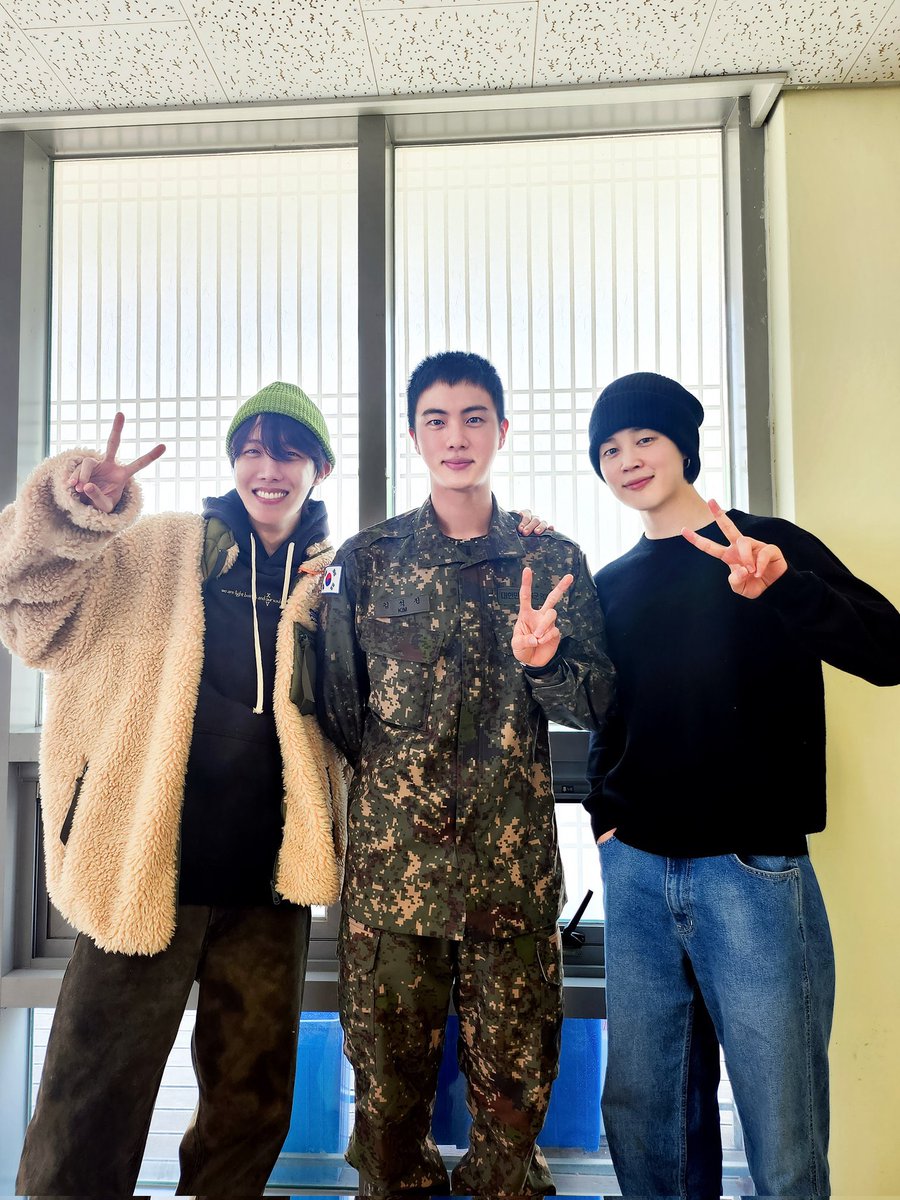 7btsupdates's tweet photo. Visiting our hyung🥹 https://t.co/VEMAJYfZqp