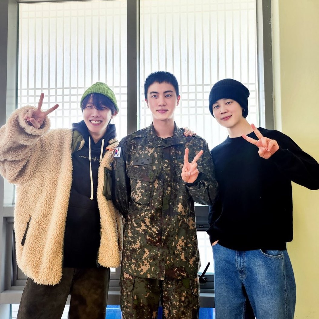 nygmahopee's tweet photo. KIM SEOKJIN EN INSTAGRAM PÚBLICO UNA FOTO JUNTO A HOSEOK Y JIMIN. ESTOY LLORANDO https://t.co/lmGoIGuNDz