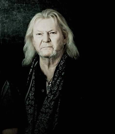 A happy Heavenly 75th birthday to Chris Squire. 