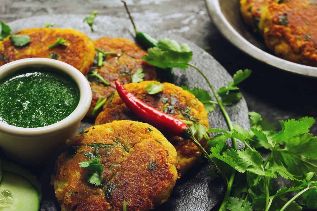 Get ready to tantalize your taste buds with these crispy and delicious aloo tikki! Perfect for a quick snack or party appetizer. 

#alootikki #northindianfood #indiansnacks #vegetarianrecipes #spicyfood #homemadesnacks #crowdpleasingrecipes

youtu.be/SgHIznbXUrg