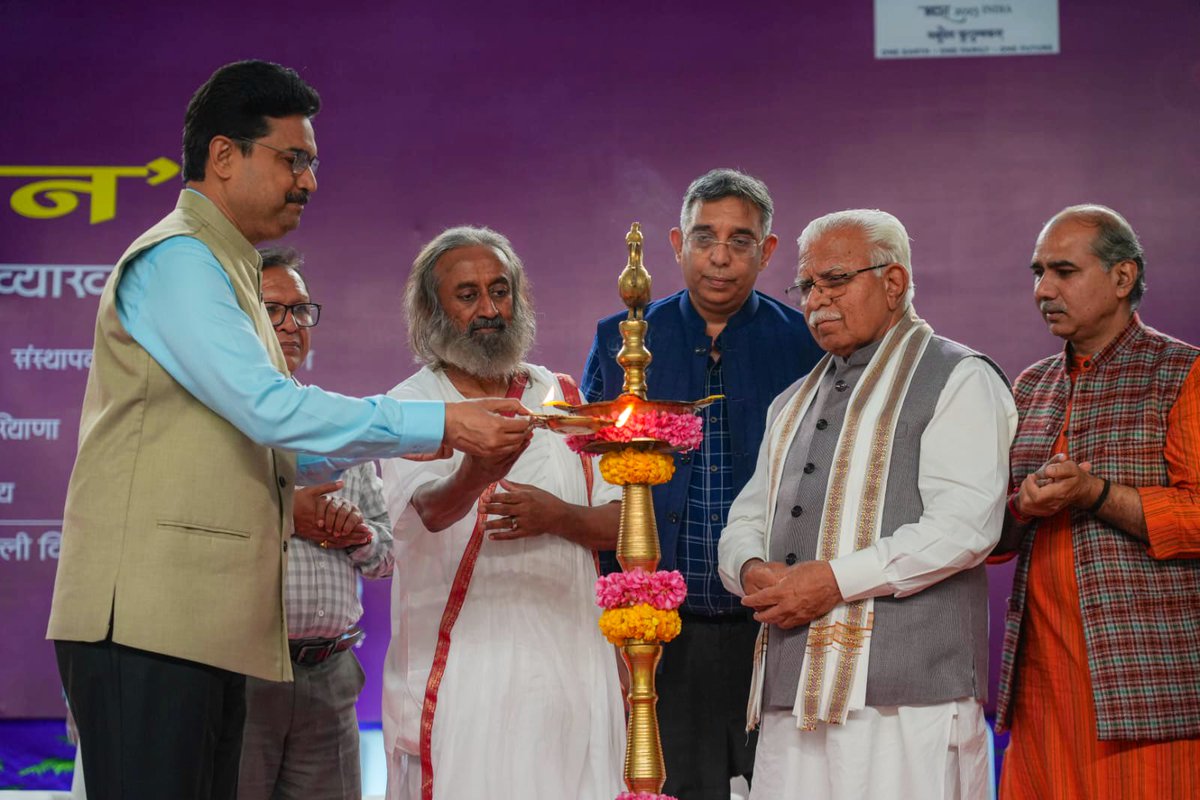 Gurudev's tweet photo. The formula for stress is; too much to do, not enough time, and low energy. The solution to this is meditation! Addressed, with Hon. CM Of  Haryana @mlkhattar, faculty and students of @UnivofDelhi. https://t.co/G1FrBQsmDX
