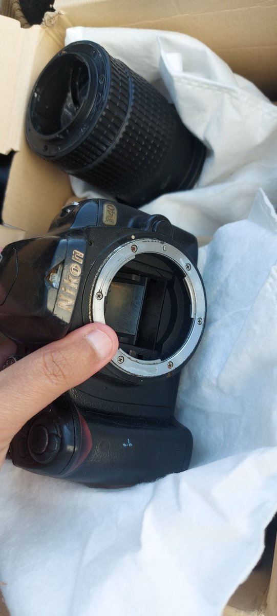 HimaniJ93968055's tweet photo. @jagograhakjago Flipkart fooled me and looted 2,27,990/- 
I ordered Sony Camera and they deliverd broken nikon dummy. Contacted them several times but they are not helpful. 
Please help. @PiyushGoyal @_Kalyan_K @flipkartsupport https://t.co/JYYDoJxwyQ
