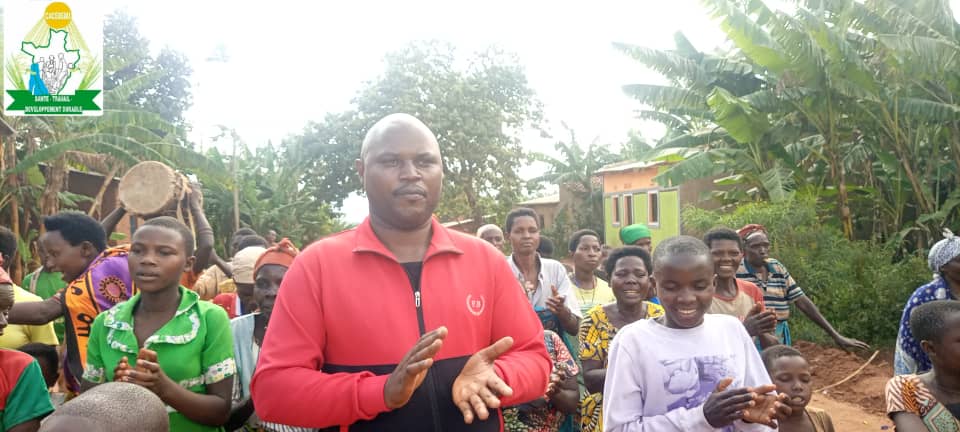 caced_ong's tweet photo. @JeremieNdiho , P&amp;R.L de @cacedebu017 accompagné / #Pascaline NYAYOYA a rendu visite aux femmes et jeunes bénéficiaires du pgme de cohésion sociale et consolidation de la paix, sur la colline #RAMBO @KirundoProvince.
@UNWomenBurundi @GenreMinistere @PNUDBurundi @yigenga @wphfund https://t.co/v7qlUAs80C