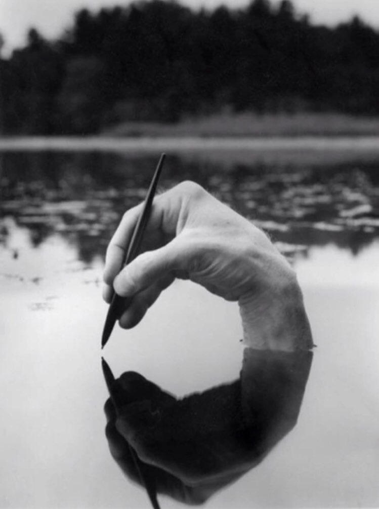 «Напиши мне потом, как живому, письмо, но про счастье пиши, не про горе. Напиши мне о том, что ты видишь в окно бесконечное синее море…»
Дмитрий Мельников