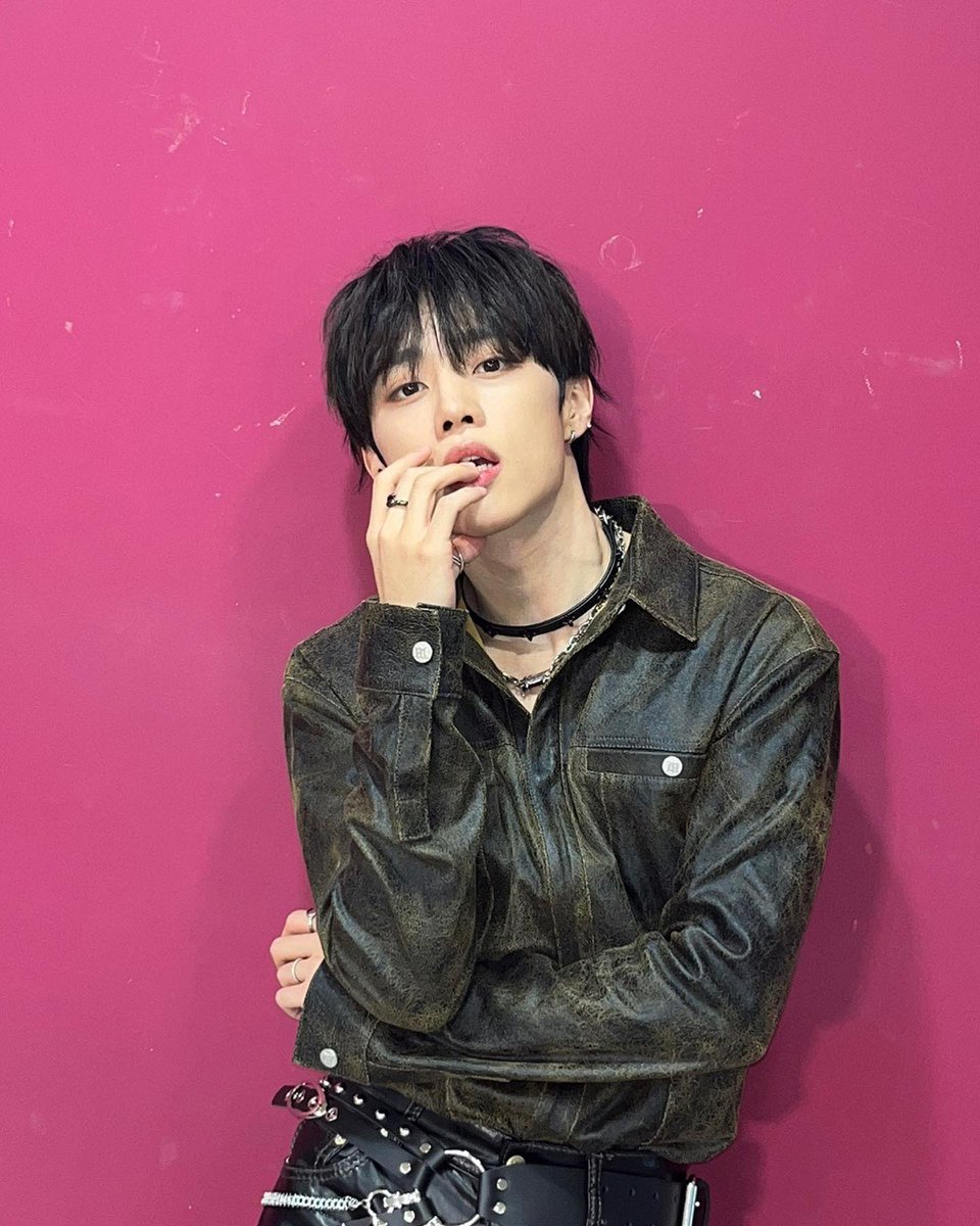 zluvwo's tweet photo. 내 아기 rockstar 🎸💥 https://t.co/0kuqGP6ALB