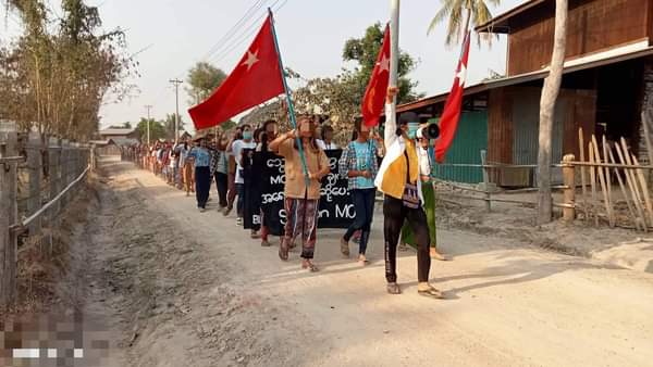 IrrawaddyNews's tweet photo. Protesters demand MOGE sanctions

Protesters in Taze Township, Sagaing Region, called on the international community to sanction Myanma Oil and Gas Enterprise and its Thai partner state-owned PTT to stop paying MOGE. (Photo: CJ)
 #Whatshappeninginmyanmar https://t.co/OdxN8SzxaD