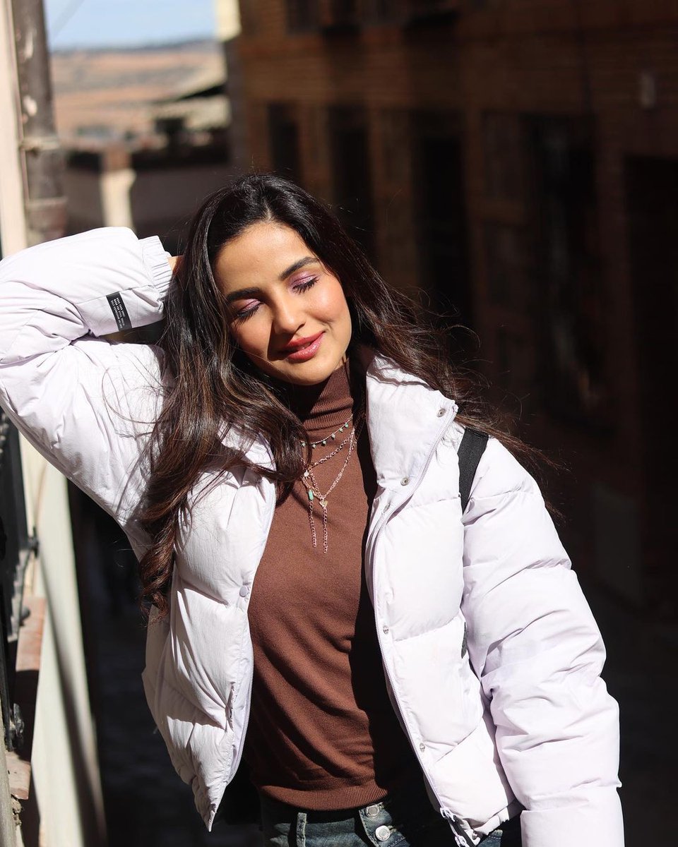 ETimesTV's tweet photo. Jasmin Bhasin looks absolutely adorable in her recent vacation diaries!!❤️

@jasminbhasin  

#jasminbhasin #etimestv https://t.co/SPbfHGmhbJ