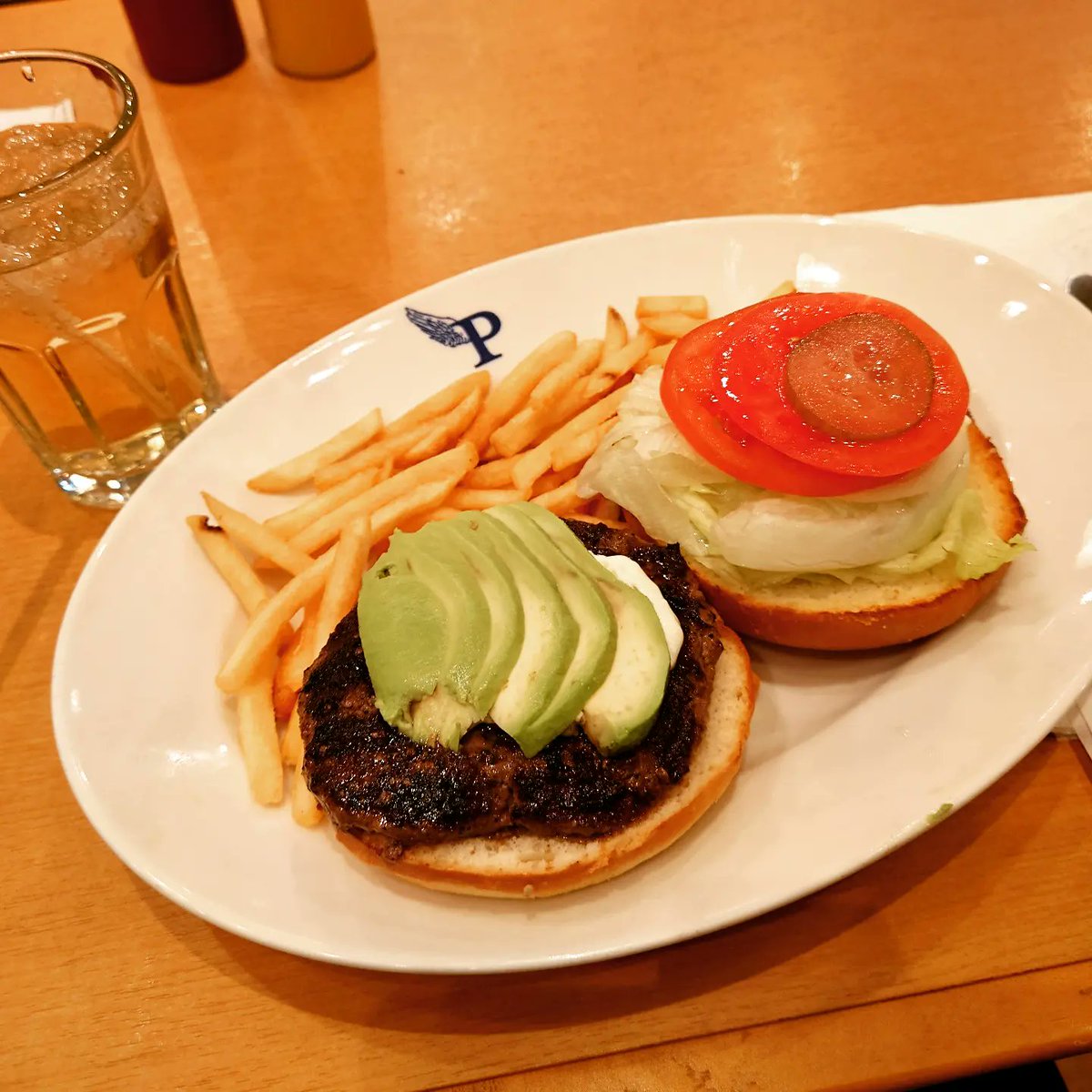 #hamburger 
昨日の仕事終わりのランチ🍔😋💕
美味しかったけど、この手のハンバーガーって何でオリジナルソースじゃなくて、セルフのケチャップ&マスタードなんだろう🤔 テリヤキバーガー以外はみんなケチャップ味になるよね🤣
#thepantry
Instagram.com/maronmei