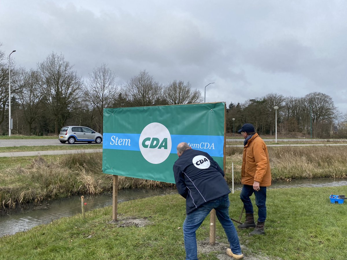 CDALeusden's tweet image. Zo! De CDA verkiezingsborden staan weer in de Leusdense weilanden. Goede samenwerking. Samen sterk! #ps2023verkiezingen #stemcda