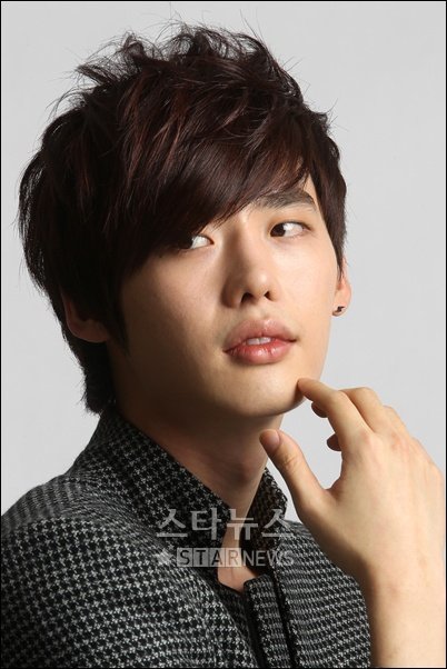 MyLeeJongSuk2's tweet photo. aRTICLe/iNTERVIEw sTANd🗞
Our 13th DEBUT Anniv/special! 

WHO is LEE JONG SUK? 
"The more you know him, the more you love him" 

Must Read: Lee Jong Suk "Sun, who talked a lot and had a lot of trouble, is me!" (Interview) 

"Lee Jong Suk? Who is that?" 

*see thread❣️ https://t.co/SkWw1zrhDX