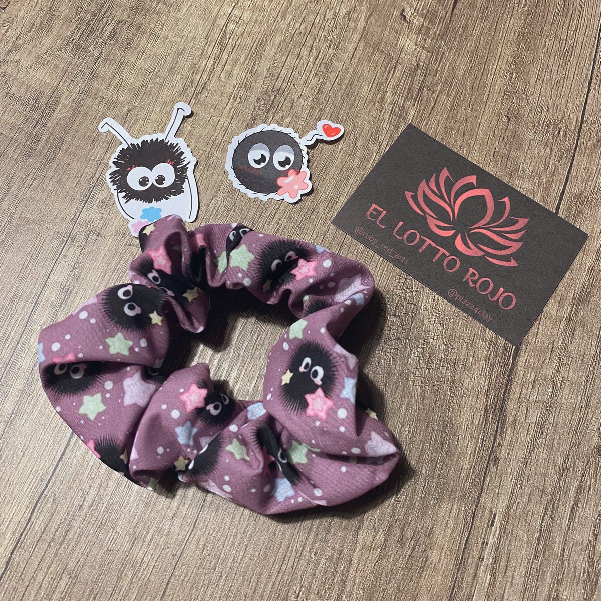 KinomotoNikki's tweet photo. Unas amigas acaban de abrir una tiendecita online y les he comprado este scrunchie de las motas de polvo de Ghibli❤️

Os dejo sus redes en la segunda foto, echadle un ojo, suben cositas nuevas cada día🌸

@ellottorojo https://t.co/4d8zCDpjvG