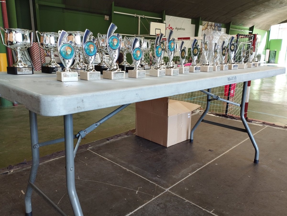 agustinosvlc1's tweet photo. #Entrega de trofeos. #FiestasDelColegio2023 https://t.co/IQ934ncvYQ